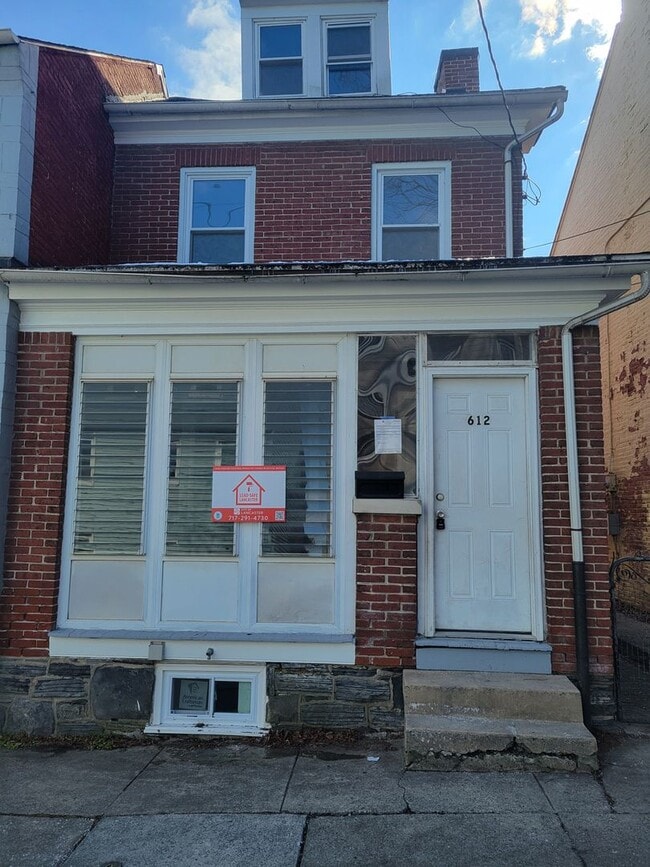 Building Photo - Spacious 4 bedroom House