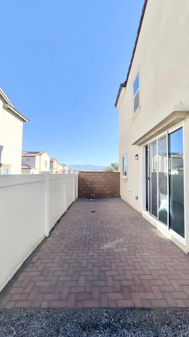 Building Photo - 4 Bedrooms Available University Park