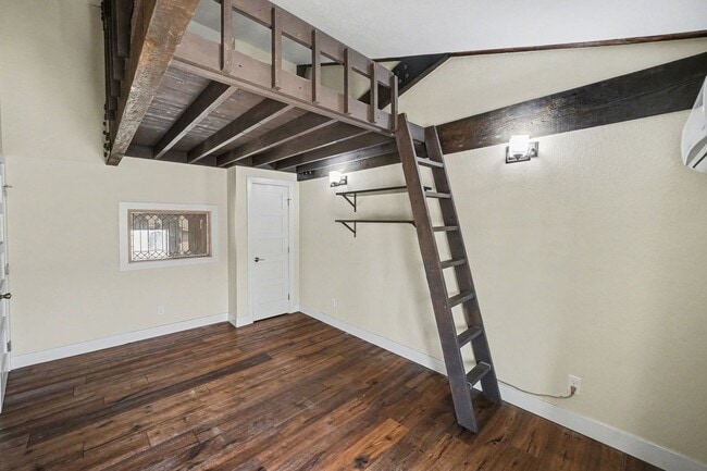 Building Photo - Stunning Luxury Home in Sunnyside **Move-In Special**