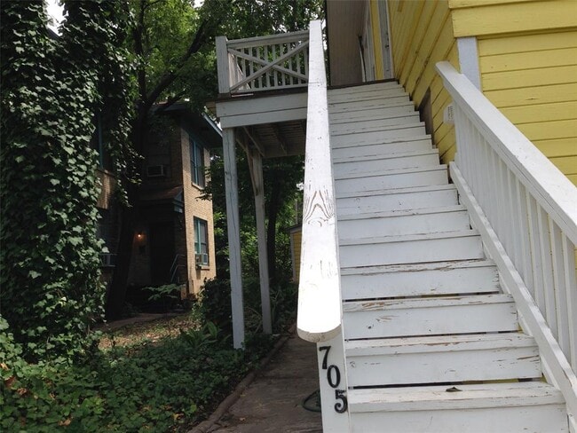 Primary Photo - 705 W 11th St