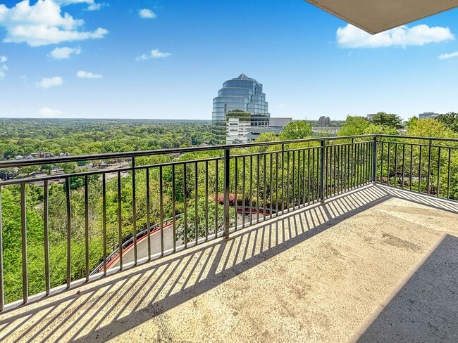 Building Photo - A 2 BR Lifestyle of Luxury at One Vinings Mountain!