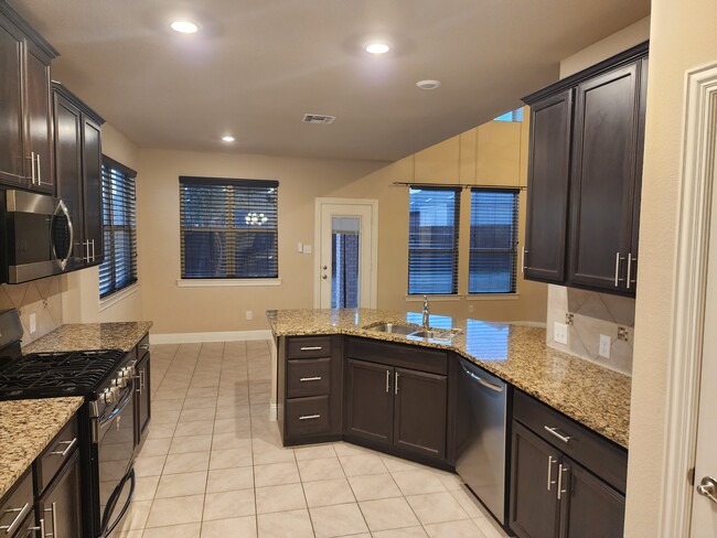 Kitchen w/ granite counters - 4020 BLESSINGTON DR