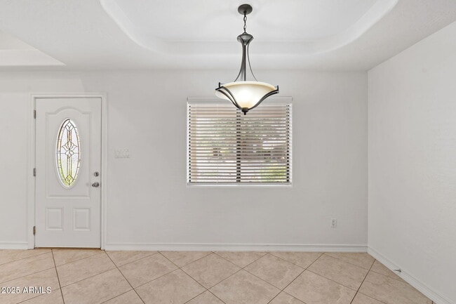 Building Photo - 744 E Meadow Ln