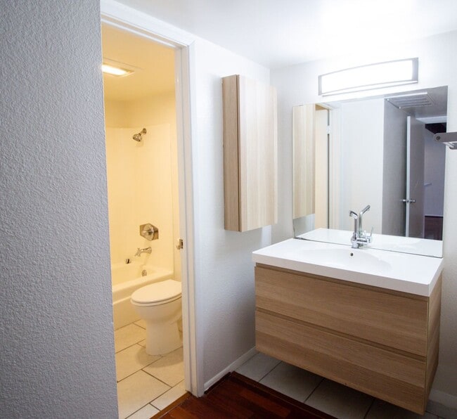 Building Photo - Gated Community 1 Bedroom — All Utilities Paid | First 4 Weeks Free