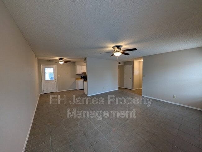 Building Photo - 316 S Ave E