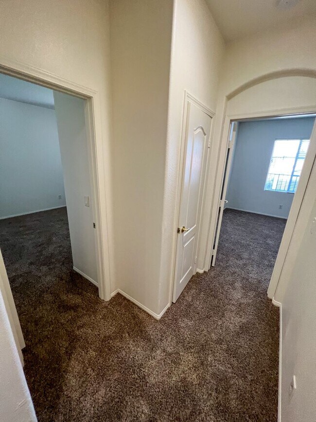 Building Photo - Spacious 4 Bedroom 3 Bathroom Home with 3 ...