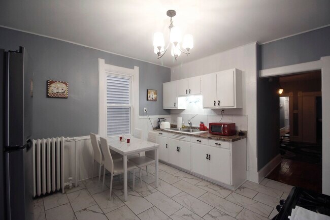 Kitchen - 1684 N Franklin Pl