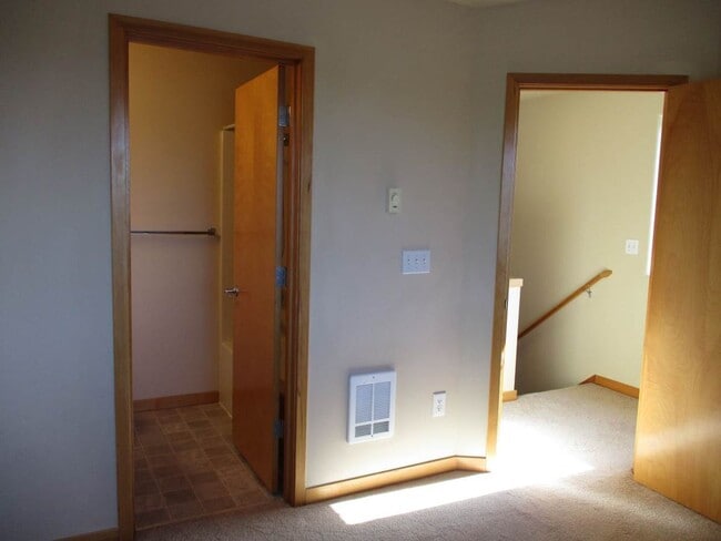 Building Photo - 2 Bedrooms 2.5 bath Townhome in Tacoma