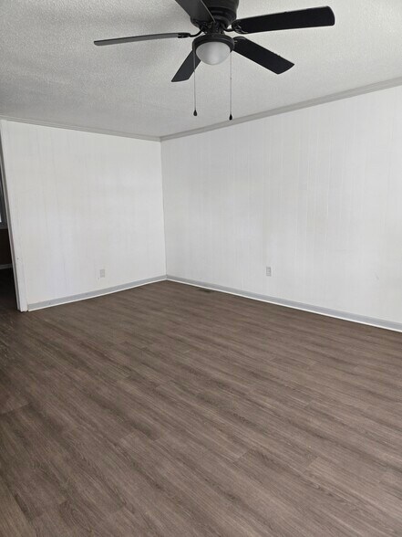 Building Photo - 401 W Pitts St