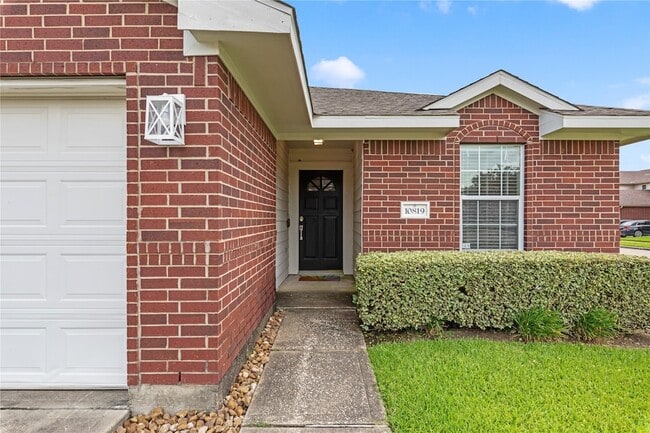 Building Photo - 10819 Redwood Dr