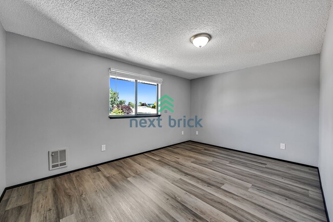 Building Photo - 2 BED & 1.5 BATH DUPLEX FOR RENT