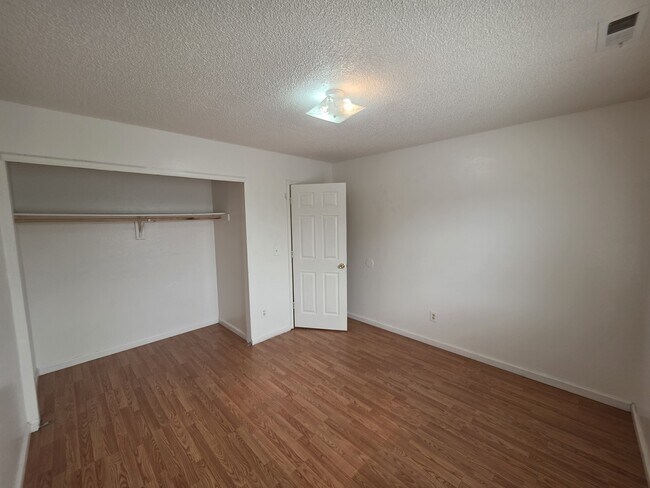 Building Photo - 987 Iowa Ave