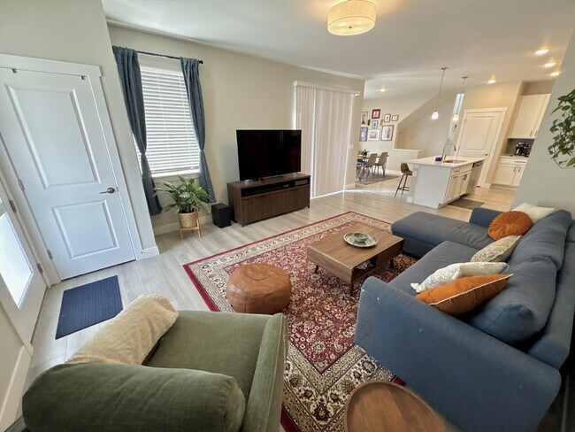 Building Photo - 3bd/2.5ba Paired Home in Trailside w/ side yard