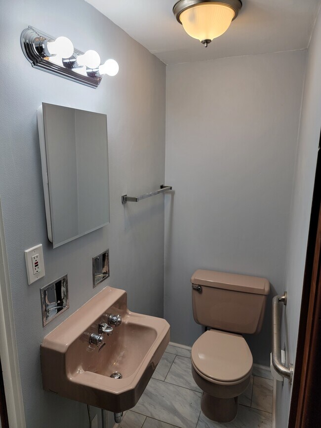 Building Photo - 73 Huntington Hills Ctr