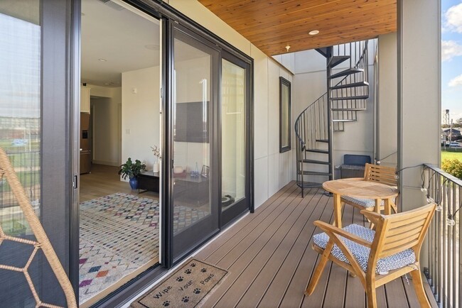 Building Photo - 946 Saratoga St