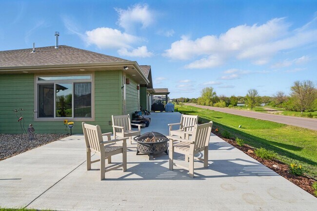 Building Photo - 5700 Island Ct