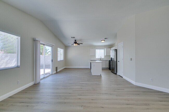 Building Photo - Stunning 3 bedroom, 2 bathroom house located in Silverado Ranch.