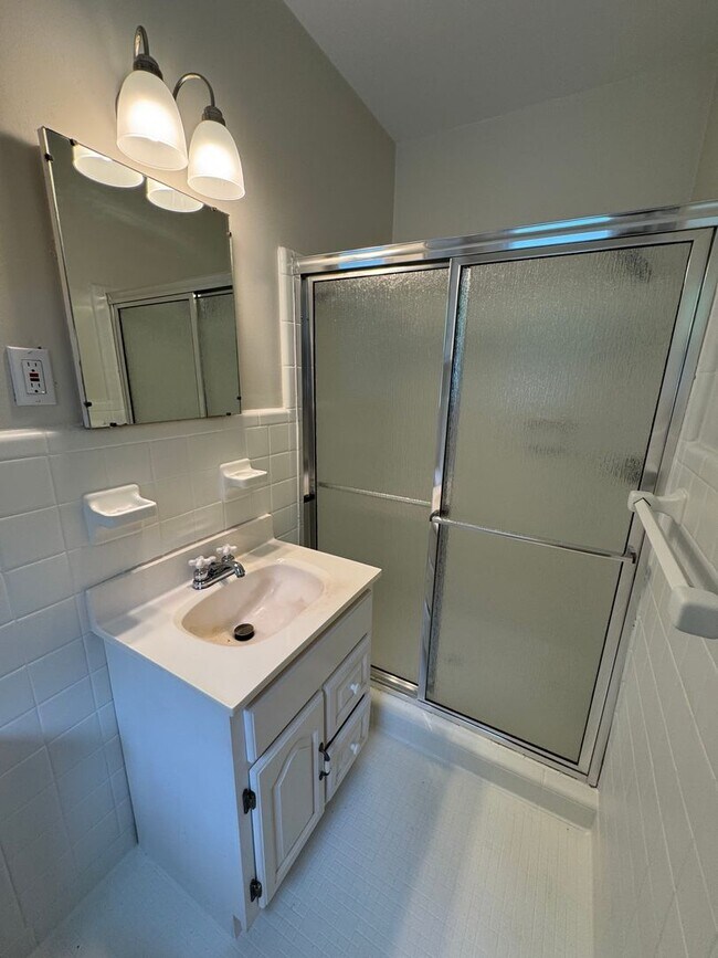 Building Photo - Renovated 4/3 House in North Hills- $1,995