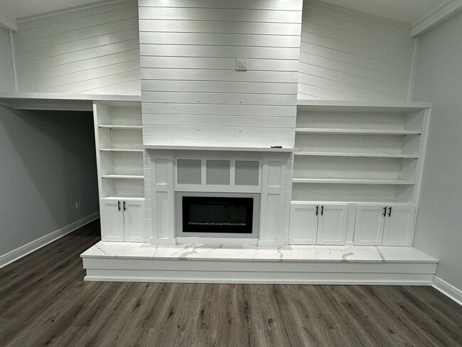 Building Photo - Spacious 4 Bedroom 3 Bath in Southoak