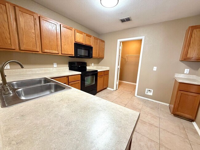 Building Photo - Spacious 3 Bedroom Home with Loft in Bulverde Village