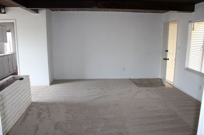 Building Photo - 3 bed 1 bath home