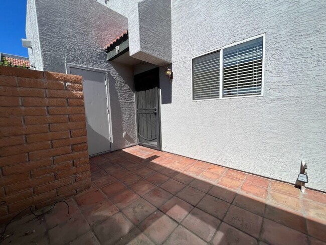 Building Photo - Two bdrm Townhome for RENT in Paradise Val...
