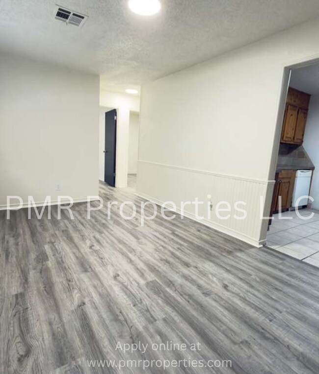 Building Photo - 2 Bedrooms / 1 Bathroom House