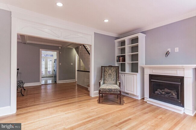 Building Photo - 323 Cypress St