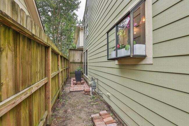 Building Photo - 1611 Oakdale St