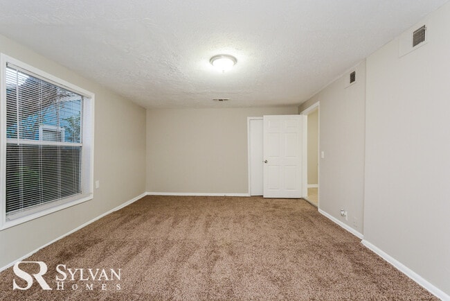 Building Photo - Cute, cozy and comfortable