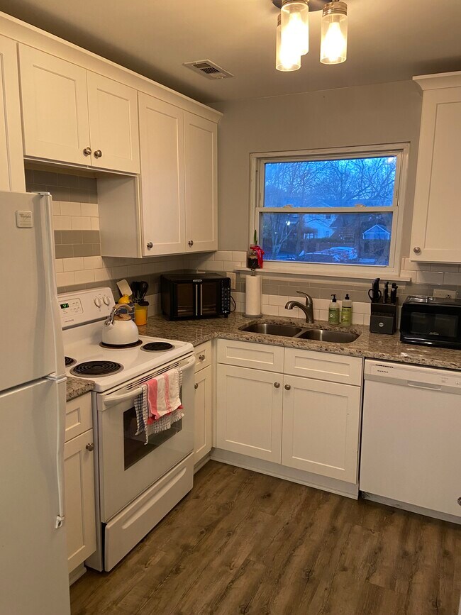 kitchen - 300 E Park Ave