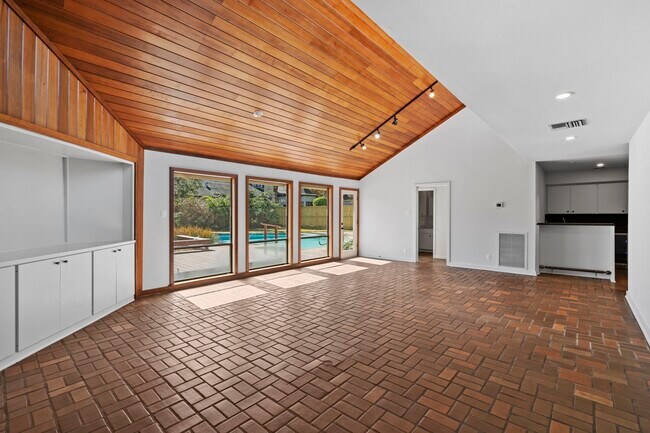 Building Photo - 365 Piney Point Rd