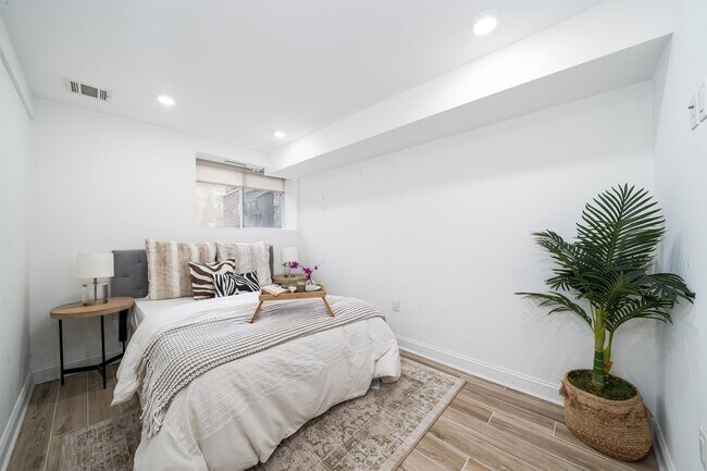 Building Photo - 201 Zabriskie St