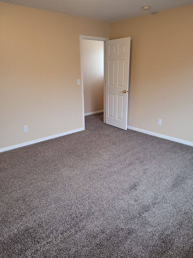 Building Photo - 2 Bed, 1.5 Bath Townhome in North Ogden with Private Patio – 2 Weeks Free Rent!