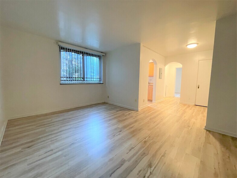 Building Photo - 5712 Phillips Ave