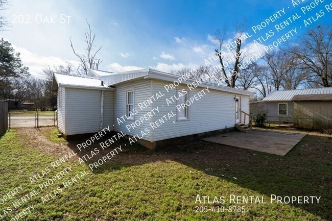 Building Photo - 202 Oak St