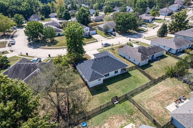 Building Photo - 709 Campusview Dr
