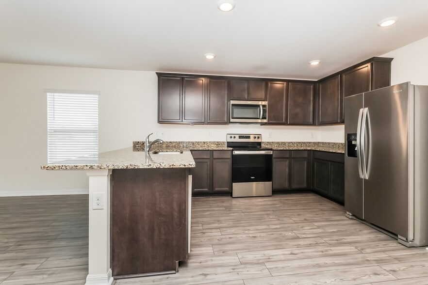 Building Photo - 885 Youngreen Dr