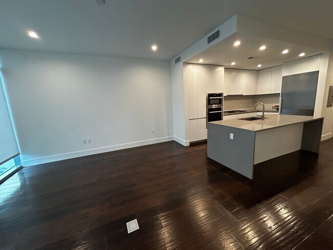 Building Photo - Spacious 930 SF Luxury Condo | Fifth & West | Market District