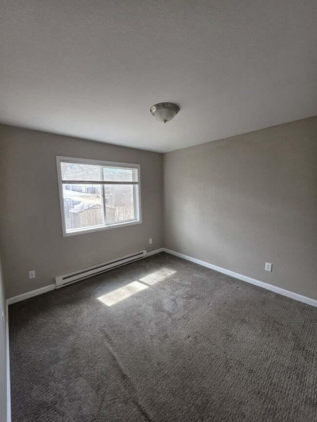 Building Photo - 2 Bedroom Apartment Available Near Regis!