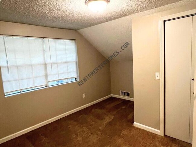 Building Photo - 17 Valley View Dr