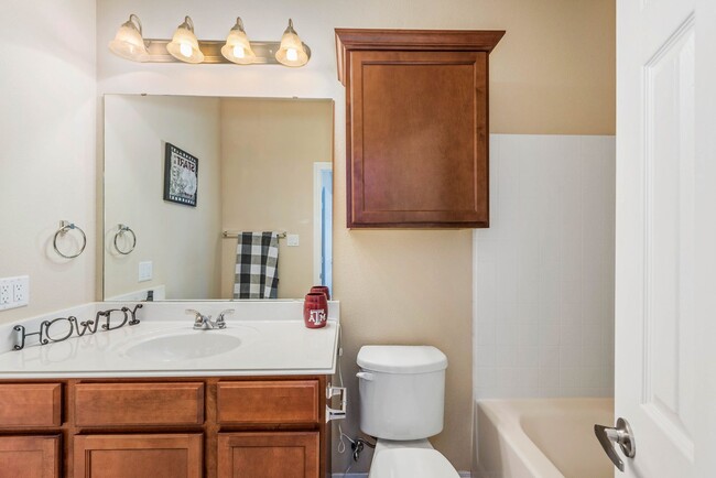 Building Photo - 4bed/4.5 LakeRidge Townhome Available for ...