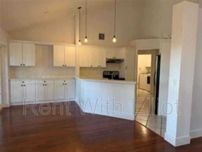 Building Photo - 2633 Bogota Ave