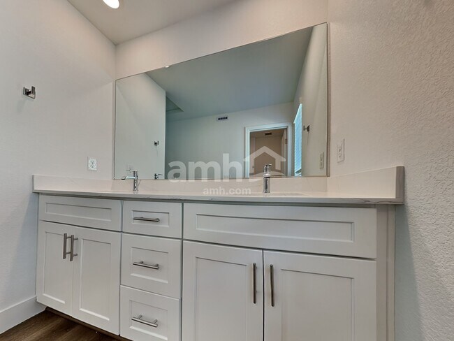 Building Photo - 5864 Vaes Dothrak St
