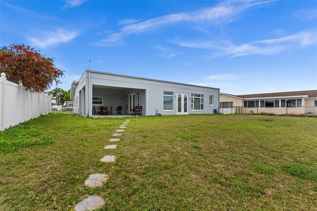 Building Photo - 710 116th Ave