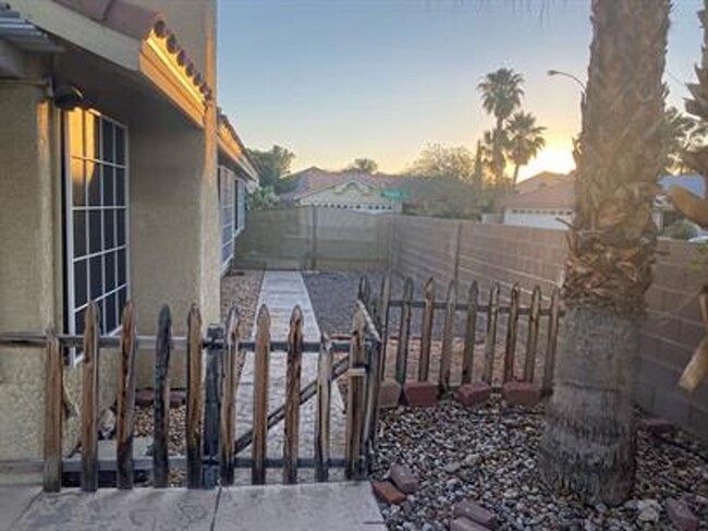 Building Photo - Beautiful single story home with pool.