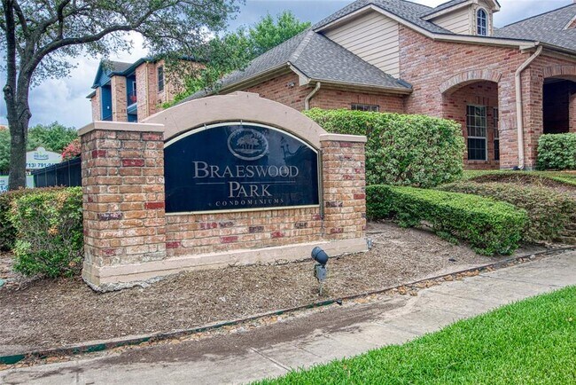 Building Photo - 2255 Braeswood Park Dr