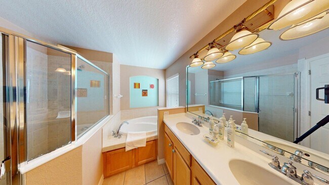 Building Photo - 4 BR 3 BA          POOL HOME    Highlands ...