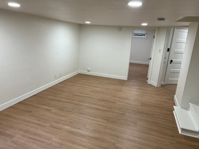 Building Photo - 841 Red Apple Rd