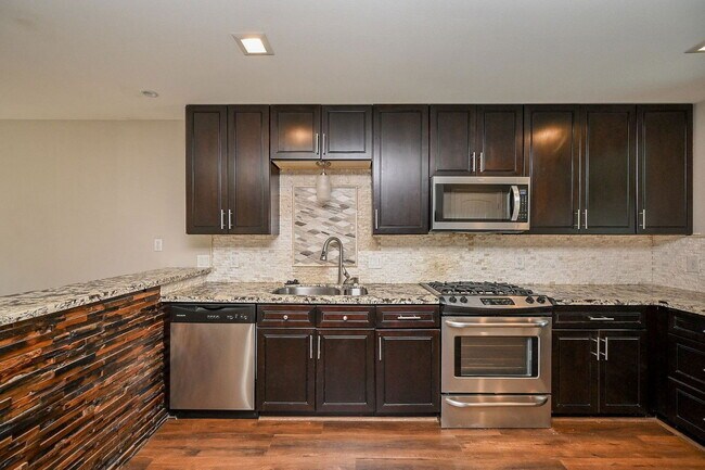 Building Photo - 414 Fox Briar Ln
